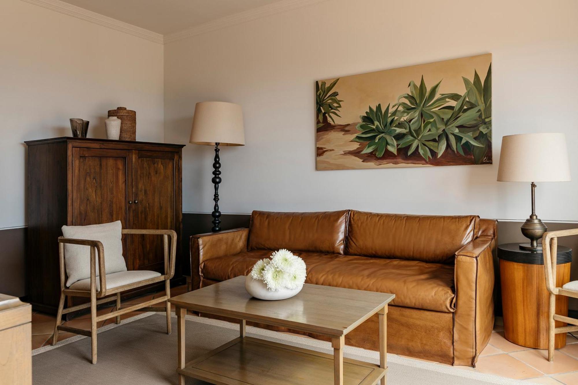 Hotel Hacienda del Conde member of Meliá Collection - Adults Only Buenavista Del Norte Camera foto A living room with a leather sofa